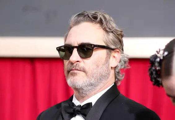 Jeden garnitur na wszystkie gale. Joaquin Phoenix daje przykład, jak dbać o planetę