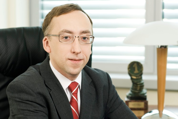 <strong>Miejsce 37. Jakub Karnowski, prezes PKP</strong> 
<br /><br />

Żaden pociąg w historii PKP nie wzbudzał takich emocji jak pendolino. Jakubowi Karnowskiemu udało się go w końcu wprowadzić na tory. To oczywiście sukces, choć połowiczny, bo jeździ tylko 9 z 20 składów, przy czym przewożą sporo powietrza. Karnowski przyspieszył wydatki infrastrukturalne PKP PLK (w 2014 r. ponad 7 mld zł). Wciąż nie wiadomo jednak, czy wyda wszystkie pieniądze z budżetu UE 2007–2013. Pod koniec grudnia uruchomił spółkę Xcity Investment, która zajmie się udostępnianiem gruntów PKP o wartości ponad 900 mln zł do zabudowy deweloperskiej. W ubiegłym roku przygotowywał na kolei trzy duże prywatyzacje. W przypadku TK Telekom procedura toczy się od jesieni, PKP Energetyka wystartowała ostatniego dnia grudnia, a dla PKP Informatyki nie ma jeszcze prywatyzacyjnego rozkładu jazdy. Co najmniej kilkaset milionów złotych wpływów z tej operacji ma posłużyć do spłaty długu PKP, który Karnowskiemu udało się od 2012 r. zredukować ponad czterokrotnie, do niespełna 1 mld zł. 
Jest nazywany bankomatem, bo jako były prezes PKO TFI ściągnął na kolej dużą grupę specjalistów z branży finansów i zarządzania, którzy odwrócili do góry nogami zakonserwowany układ w PKP. Kierowana przez Karnowskiego grupa PKP zatrudnia w sumie 85 tys. osób. W kwietniu kończy mu się kadencja, ale raczej zostanie na stanowisku. (maj)
<br /><br />