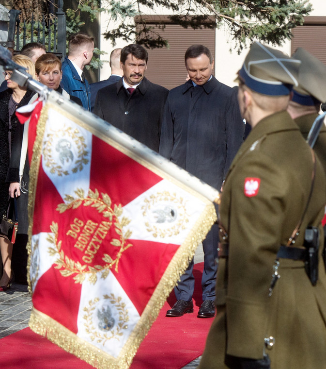 Prezydent Węgier Janos Ader z małżonką Anitą Herczegh oraz prezydent RP Andrzej Duda podczas ceremonii oficjalnego powitania na Zamku Królewskim w Piotrkowie Trybunalskim