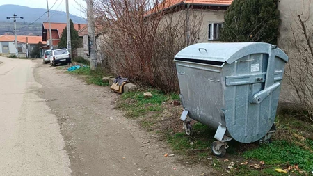 Tek rođena beba pronađena je u kontejneru