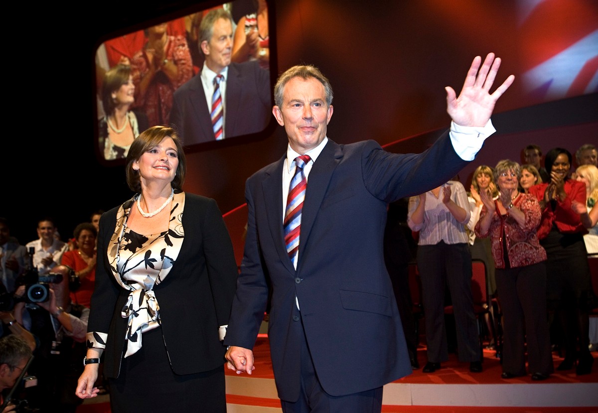 Tony Blair przez trzy lata po odejściu z urzędu premiera zgromadził ponad 20 mln funtów, blisko dziesięciokrotnie więcej, niż zarobił podczas sprawowania władzy. Również Bill Clinton dopiero po złożeniu prezydentury spłacił ogromne długi i zaczął drugie życie. W Polsce zakończenie politycznej kariery oznacza przeważnie finansową degradację.