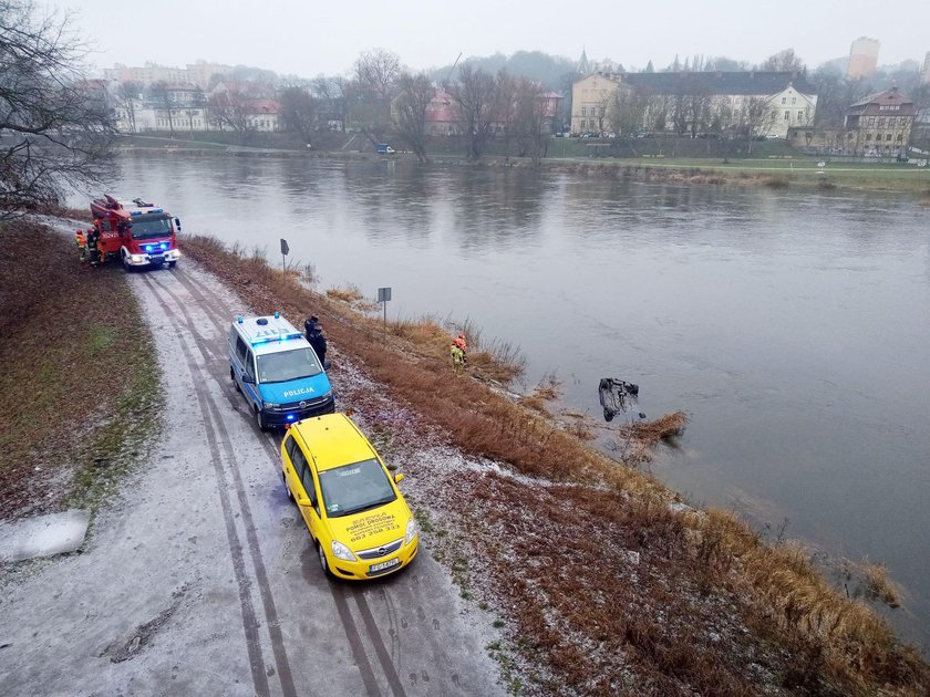 Dramat nad rzeką. W zatopionym samochodzie znaleziono zwłoki