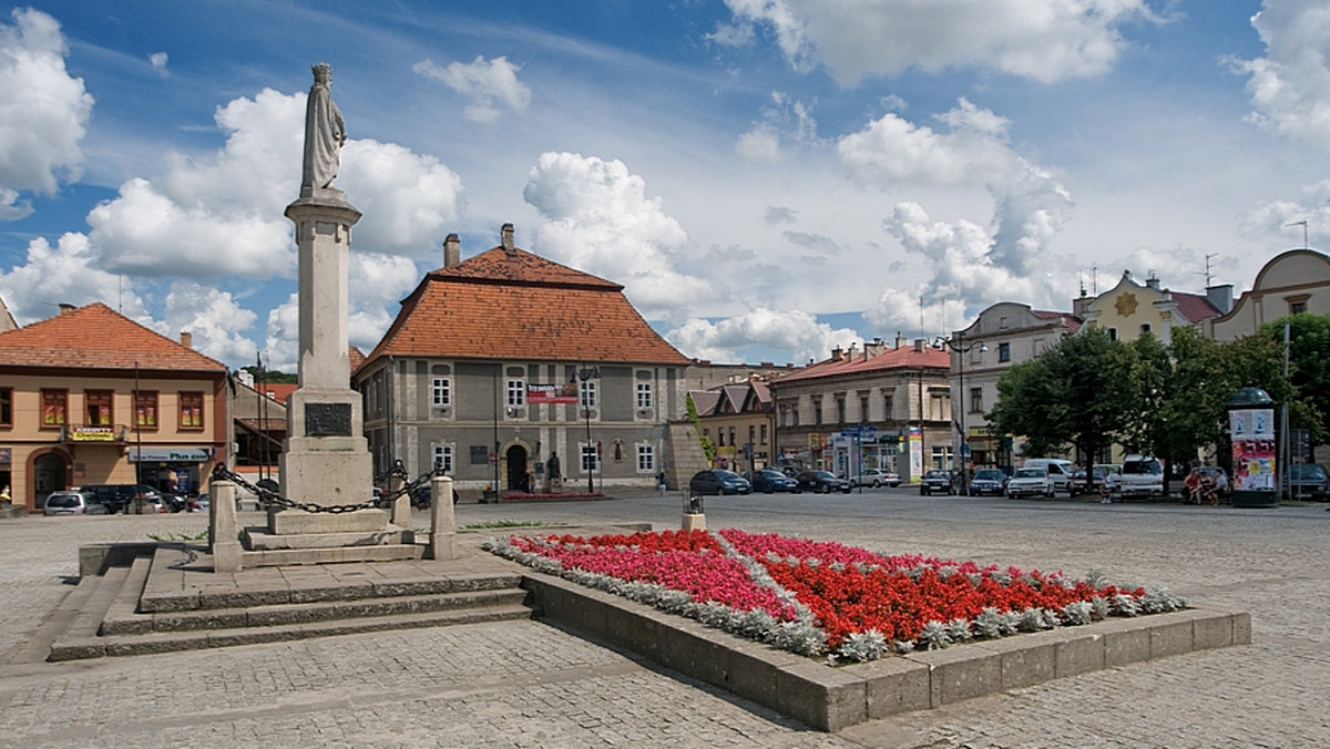 Bochnia, od wielu lat schowana nieco w cieniu słynnej Wieliczki, to nie tylko miasto, które może pochwalić się swoją własną, wspaniałą kopalnią – starszą jeszcze od tej wielickiej, ale także pięknym rynkiem, średniowieczną świątynią i niezwykle ciekawym muzeum. A nade wszystko tradycjami, które stworzyły z miasta niezwykle zajmujące miejsce, łączące w sobie najlepsze tradycje niewielkiego ośrodka administracyjnego, koloni artystycznej i regionalnego centrum intelektualnego. A wszystko to w ciągle dostrzegalnym klimacie CK Monarchii, wśród zielonych wzgórz karpackiego progu. Warto zjechać z autostrady…