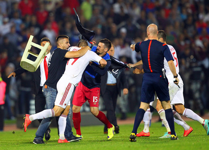 Mecz Serbia - Albania zakończył się skandalem. Spotkanie zostało przerwane.