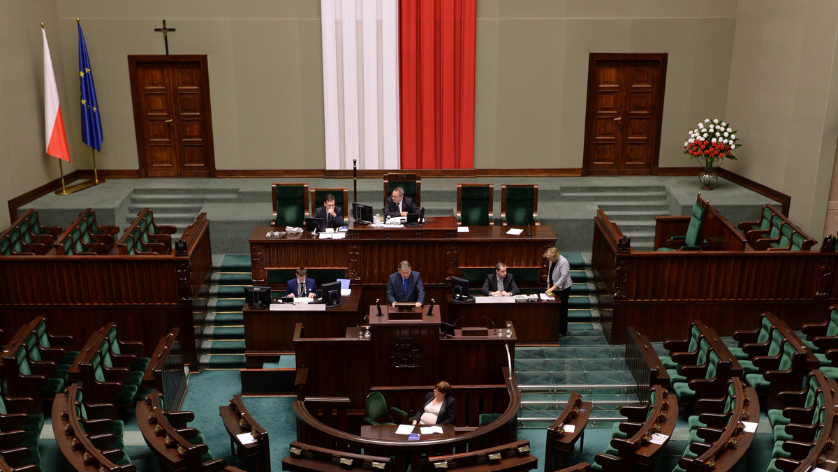 Wniosek o odrzucenie w pierwszym czytaniu projektu SLD umożliwiającego łączenie funkcji wójta, burmistrza, prezydenta miasta z mandatem senatora złożył w środę w Sejmie PiS. Przeciwko proponowanemu rozwiązaniu są też PO i klub SP; za dalszymi pracami nad projektem jest PSL.