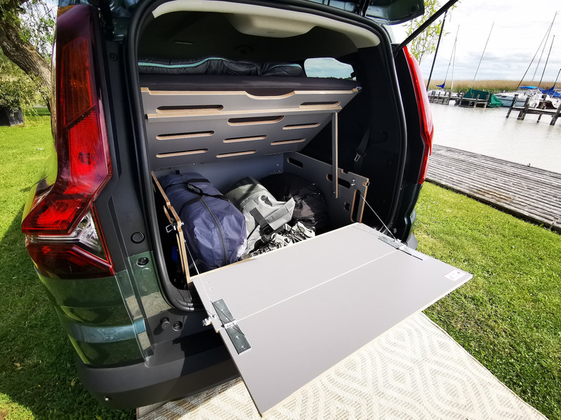 Dacia Jogger na biwaku: skrzynia bagażowa ma 220 l pojemności