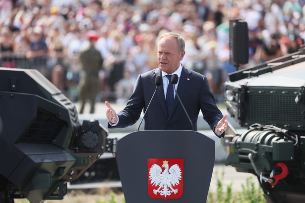 Warszawa, 15.08.2024. Premier Donald Tusk przemawia przed rozpoczęciem defilady z okazji Święta Wojska Polskiego na Wisłostradzie w Warszawie, 15 bm. W defiladzie biorą udział żołnierze wszystkich rodzajów Sił Zbrojnych RP, a także wojsk i struktur sojuszniczych: ze Stanów Zjednoczonych, Wielkiej Brytanii i Rumunii, reprezentacji Eurokorpusu i Centrum Szkolenia Sił Połączonych NATO. (aldg) PAP/Leszek Szymański