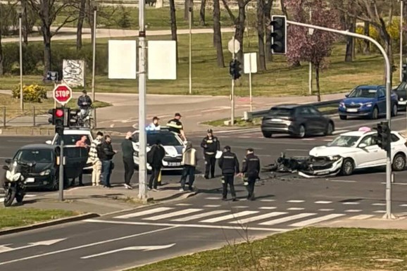 OBOREN MOTOCIKLISTA KOD UŠĆA U saobraćajnoj nesreći učestvovalo i taksi vozilo: Policija na licu mesta, stvaraju se gužve