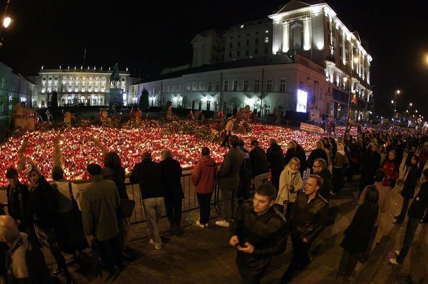 Kolejka do obejrzenia trumny Lecha i Marii Kaczynskich