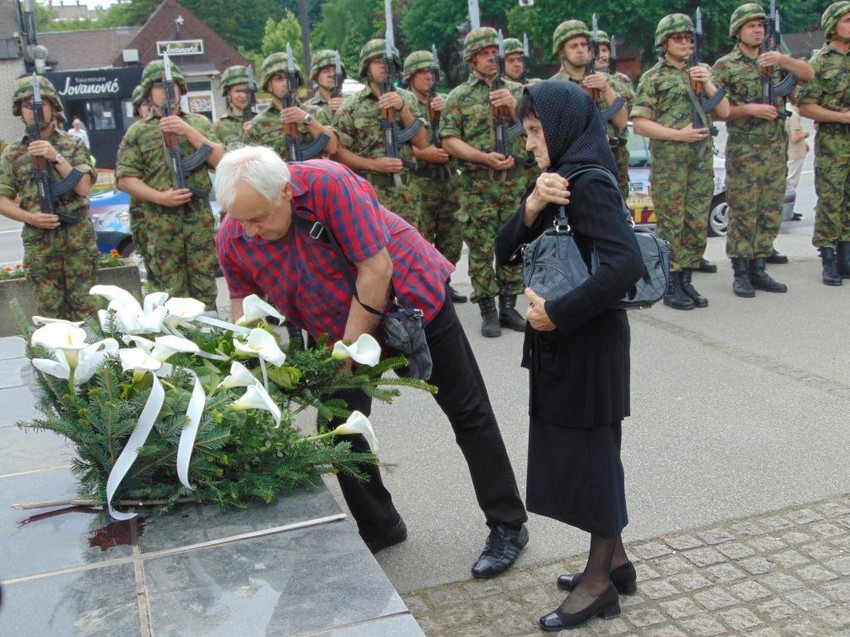 Majka Radmila pred spomenikom svoga sina