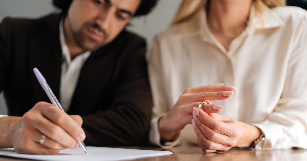 Od darowizny od małżonka też trzeba zapłacić podatek. Urząd zgłosi się po niego choćby wtedy, gdy macie wspólność majątkową