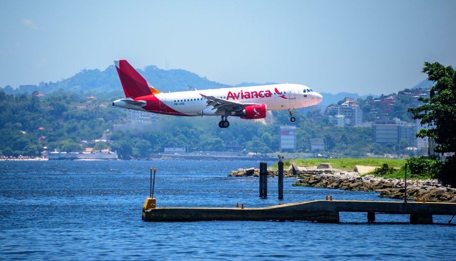 Samolot Avianca lądujący na lotnisku Rio de Janeiro-Santos Dumont