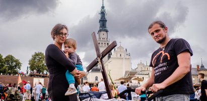 Zanieśliśmy swoje troski na Jasną Górę. Pielgrzymi opowiadają, dlaczego idą w pokucie do Częstochowy  [WIDEO]