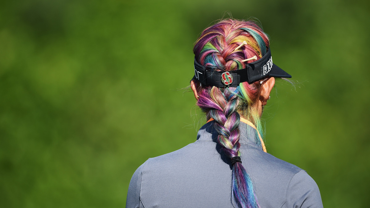 Michelle Wie, amerykańska golfistka, na jednym z ostatnich turniejów zaskoczyła wyjątkową fryzurą. Sportsmenka zafarbowała sobie włosy chyba na wszystkie kolory tęczy.
