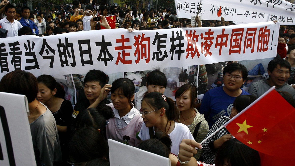 Tysiące Chińczyków protestowało w sobotę przeciwko kontrolowaniu przez Japonię spornych wysp na Morzu Wschodniochińskim, do których prawa zgłaszają Chiny. W Tokio demonstranci protestowali przeciwko chińskim roszczeniom.