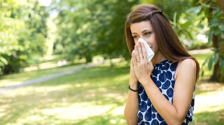 Hetekig tartó tüsszögés és könnyezés is nehezítheti az allergiás beteg életét. Fotó: Shutterstock