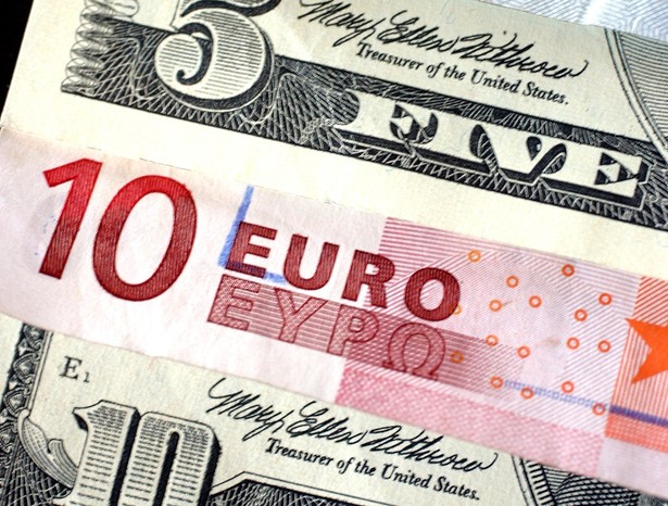 Eurodolar, po porannej, gwałtownej zniżce kursu pod bardzo ważny poziom wsparcia 1,3500, kontynuował spadki. O godzinie 14.00 notowania EUR/USD osiągnęły swoje dzienne minimum poniżej 1,3430.