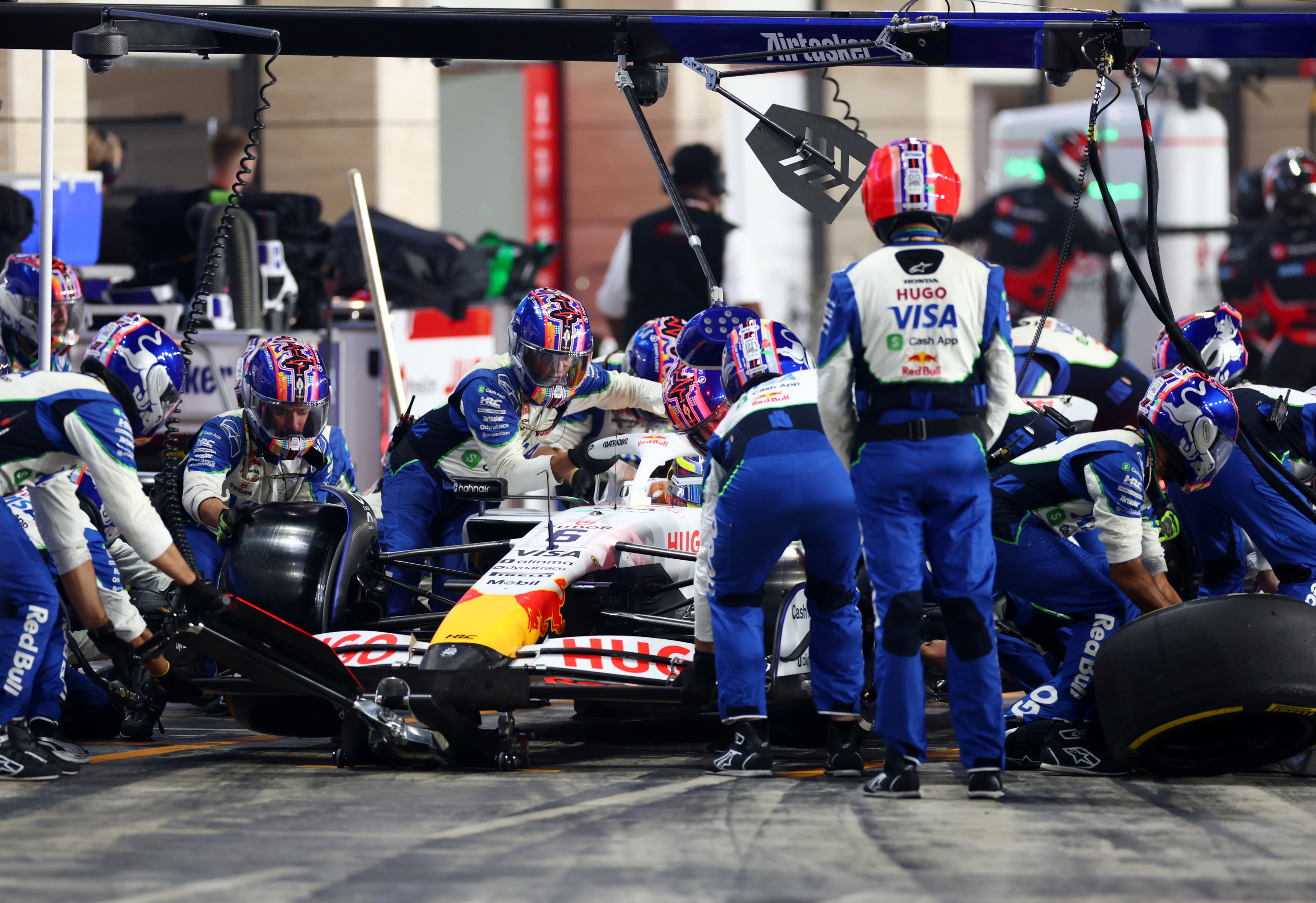 À dix tours du but : un abandon dans le top 10 pour Hadjar au Qatar