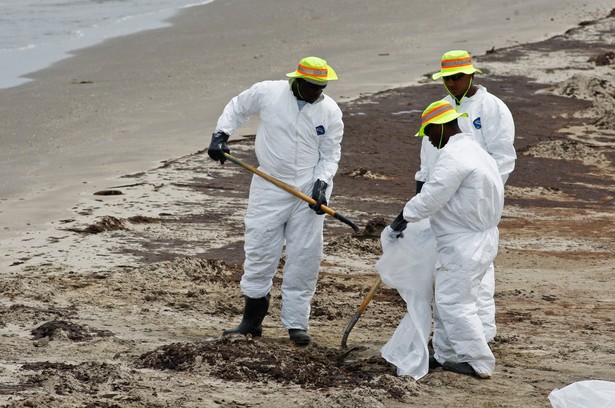 Katastrofa w Zatoce Meksykańskiej: Grand Isle, Louisiana, USA. Pracownicy zatrudnieni przez koncern BP zbierają pozostałości ropy wraz z warstwą piachu. Fot. Derick E. Hingle/Bloomberg