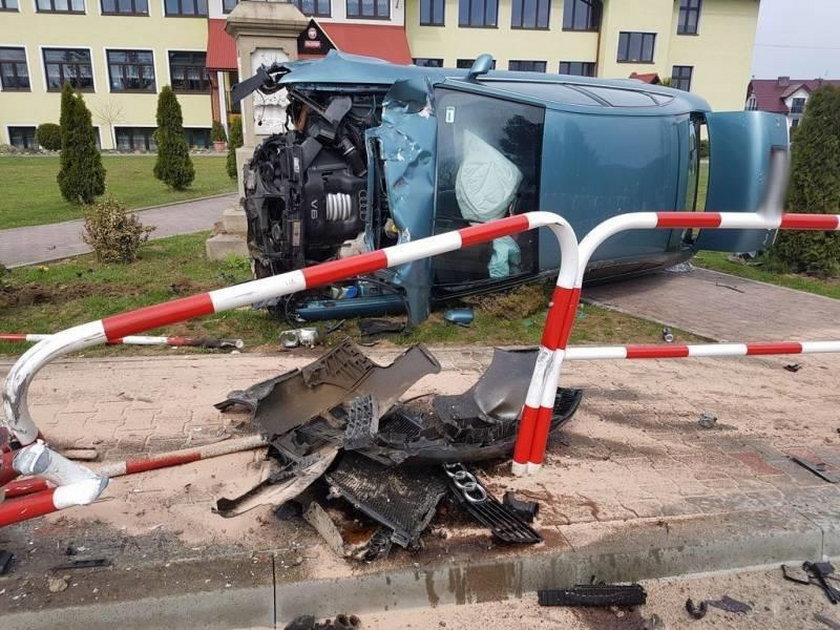 O włos od tragedii. Rozpędzone auto zatrzymało się przed figurą Matki Boskiej