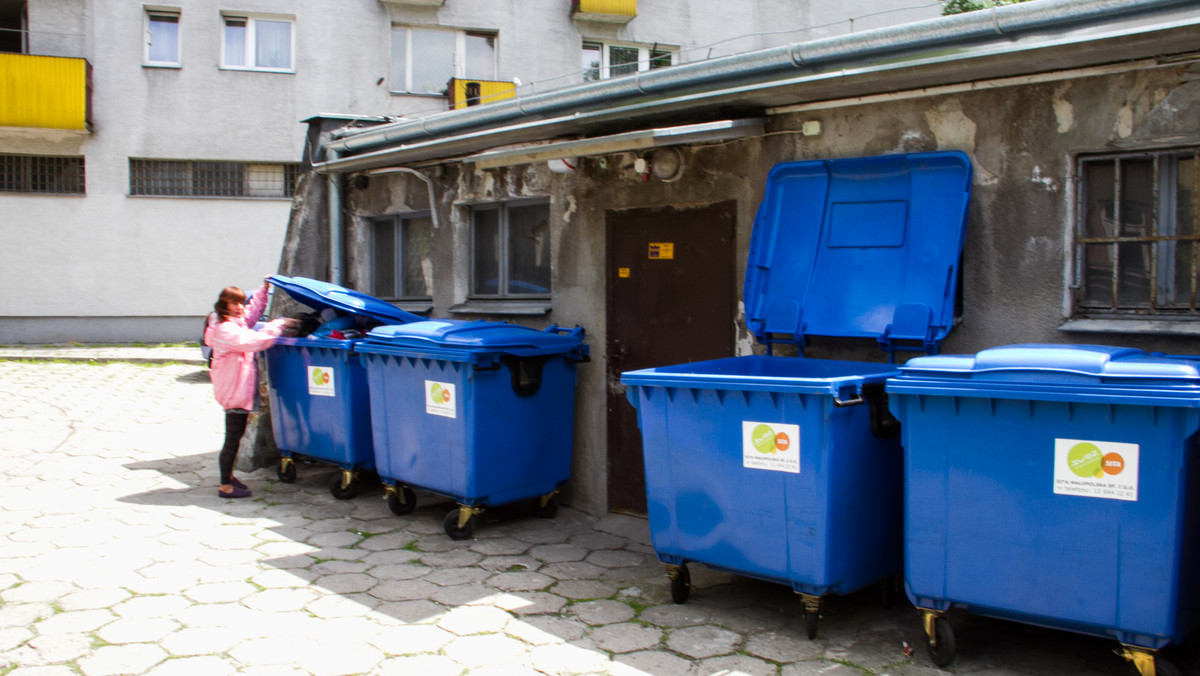 Burmistrz Jędrzejowa Marcin Piszczek informuje mieszkańców gminy, że stawki za odpady komunalne zostały zmniejszone. Aby zapłacić mniej, trzeba wypełnić i złożyć nową deklarację.
