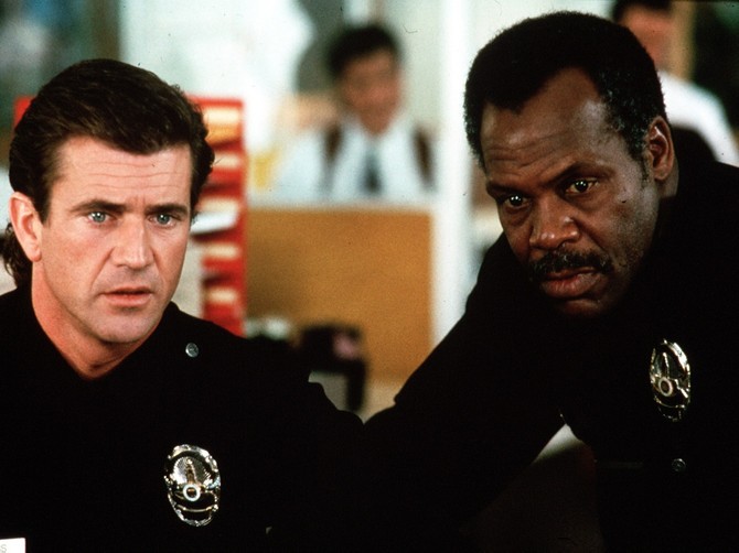 Deni Glover i Mel Gibson u filmu "Smrtonosno oružje"