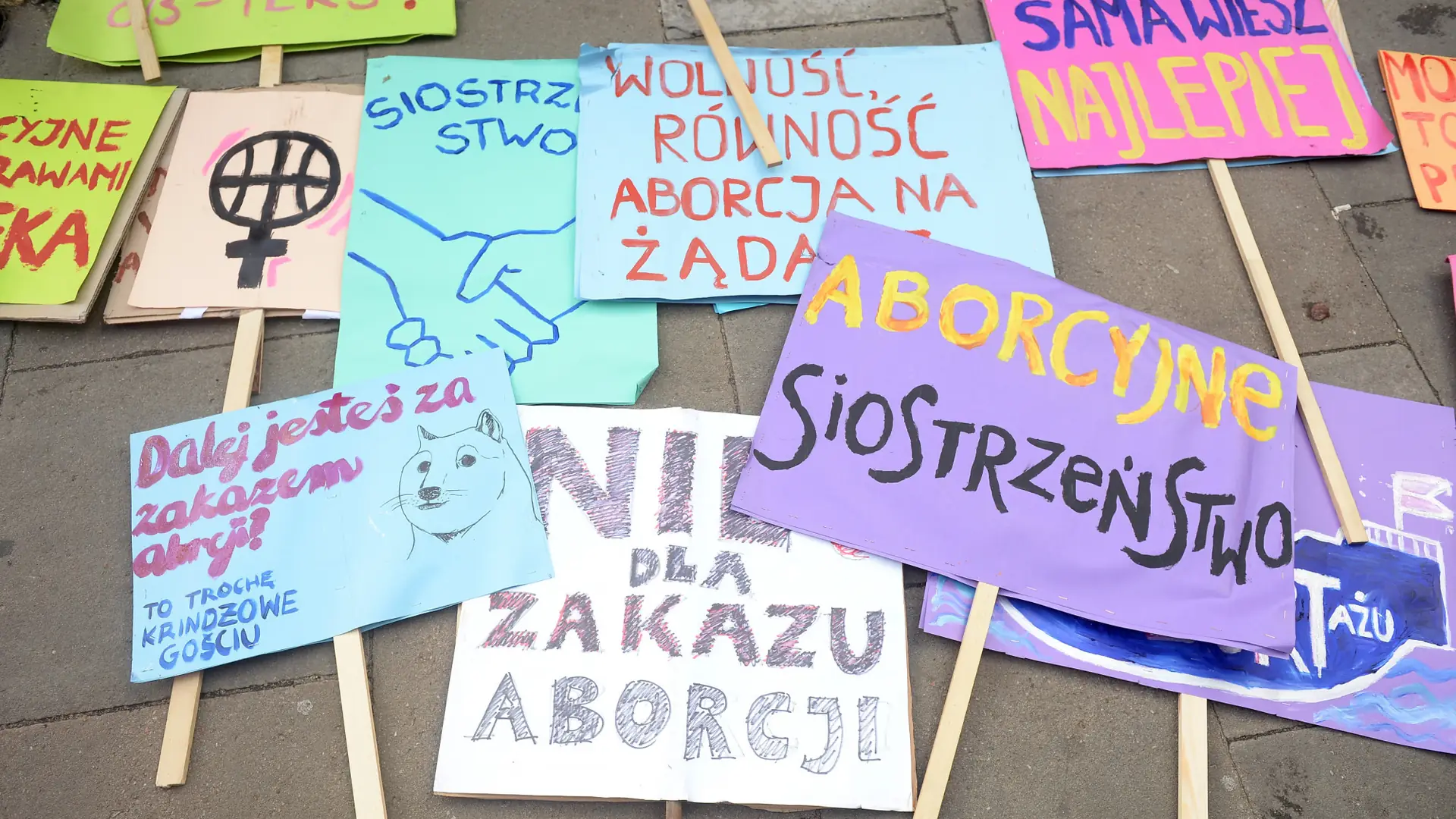 Chcesz dokonać aborcji? "Podpowiadamy skąd i jakie leki można zamówić, pomagamy w ich sfinansowaniu"