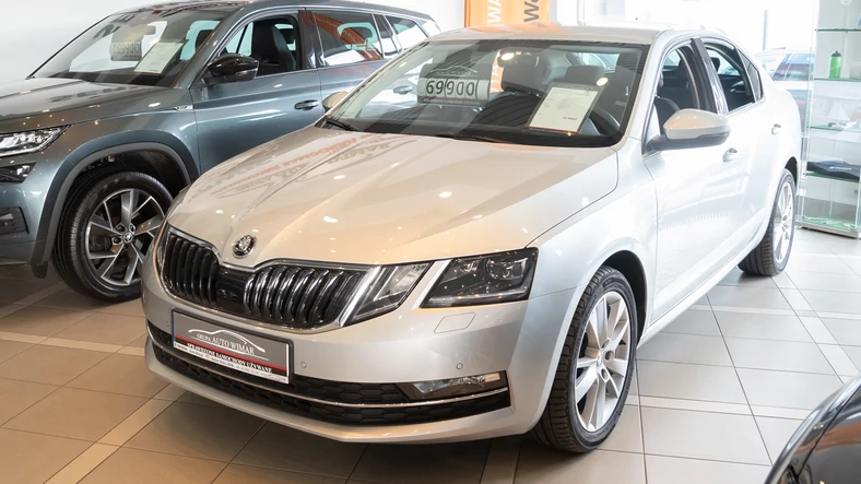 Škoda Octavia 1.0 TSI (115 KM) Style, 2017 r., przebieg 25 157 km, I właściciel. W dość bogatym wyposażeniu można znaleźć biksenony, nawigację czy dwustrefową klimatyzację automatyczną. CENA 69 900 zł (faktura VAT)