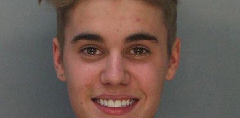 Policyjne zdjęcie Justina Biebera. Nadal struga głupka