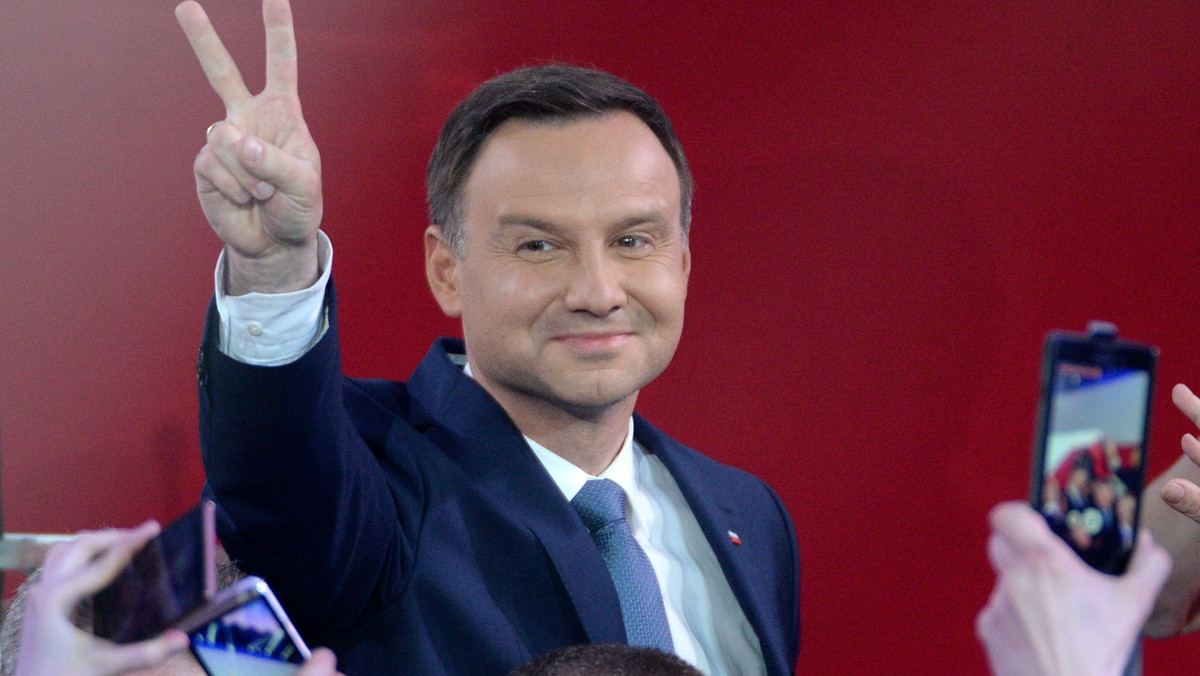 Według sondażu late poll Ipsos dla TVP, TVN24 i Polsat News Bronisław Komorowski wygrał w dziewięciu województwach, przeważyło woj. śląskie. Andrzej Duda wygrał w siedmiu - tak jak w pierwszej turze.