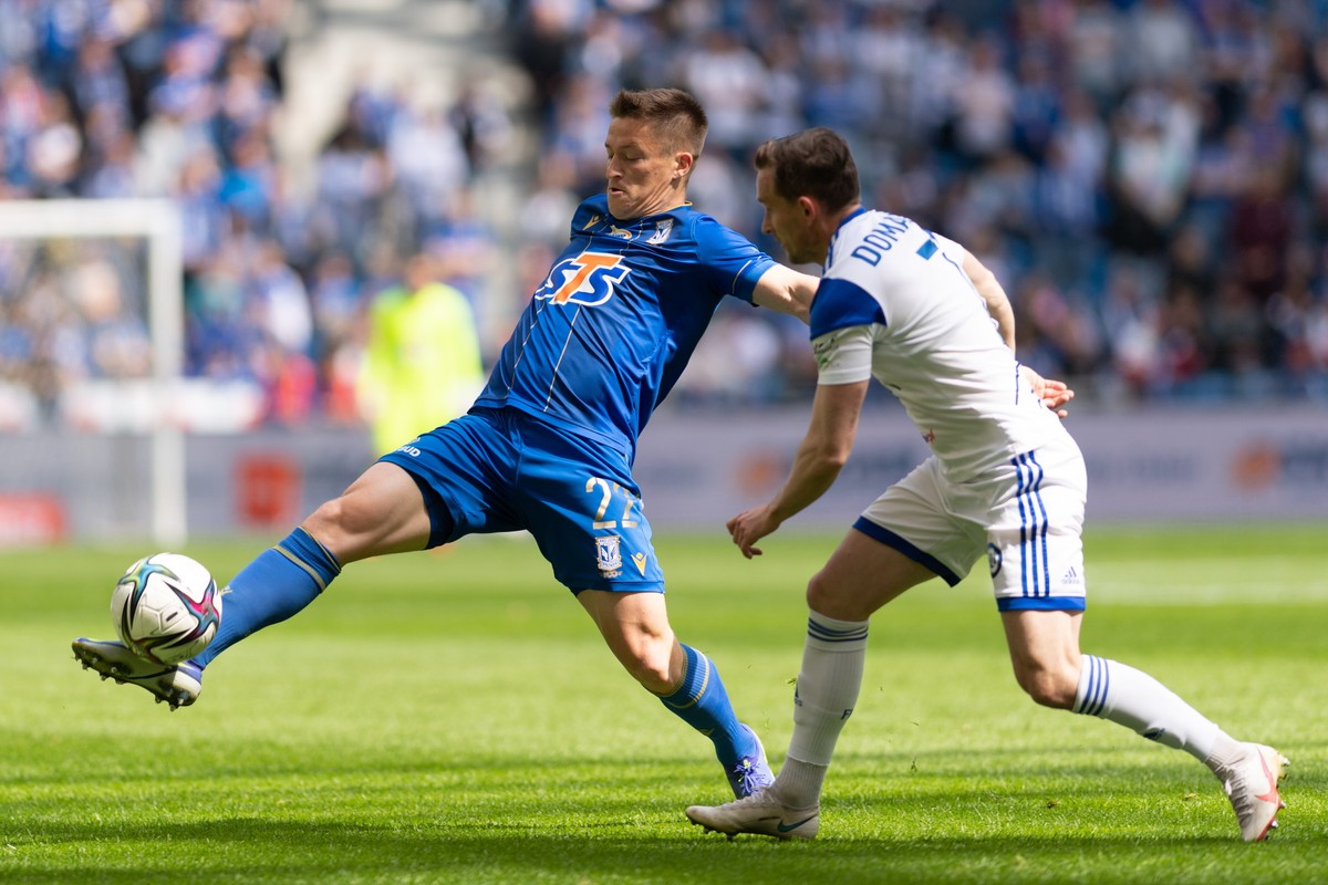 Piłkarz Lecha Poznań Radosław Murawski (L) i Maciej Domański (P) ze Stali Mielec podczas meczu Ekstraklasy