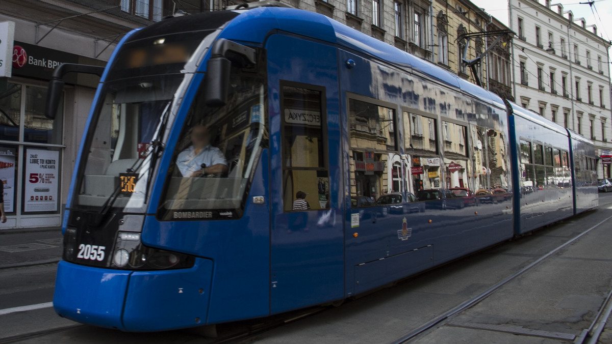 Pasażerów krakowskich tramwajów, jeżdżących ulicą Wielicką, znów czekają utrudnienia. Od poniedziałku do 2. maja zamknięty będzie 250-metrowy odcinek torowiska w rejonie przystanku Dworcowa. Powodem są kolejne prace przy budowie tramwajowej estakady. Część tramwajów ma skrócone trasy. Tradycyjnie uruchomiono też linie zastępcze.