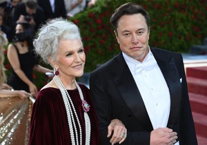 Ilon Mask sa majkom na Met Gali u Njujorku 2022. godine