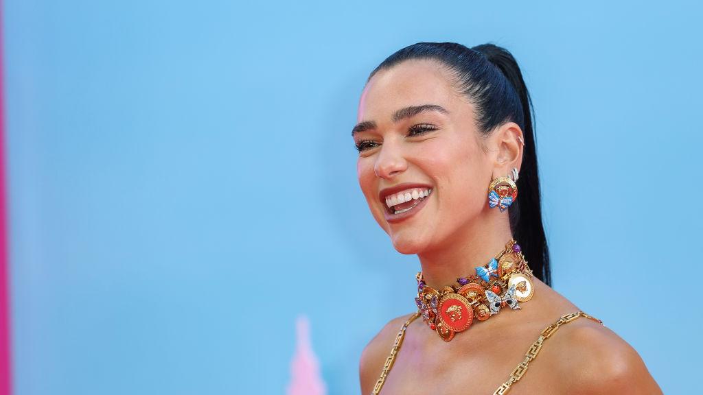 Dua Lipa cipőjét mindenki akarja, és nem véletlenül