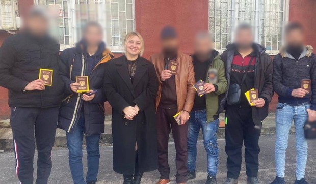 Azarnik često objavljuje fotografije sa novim regrutima, među kojima i sirijsku grupu sa kojom je bio Omar | Foto: Telegram