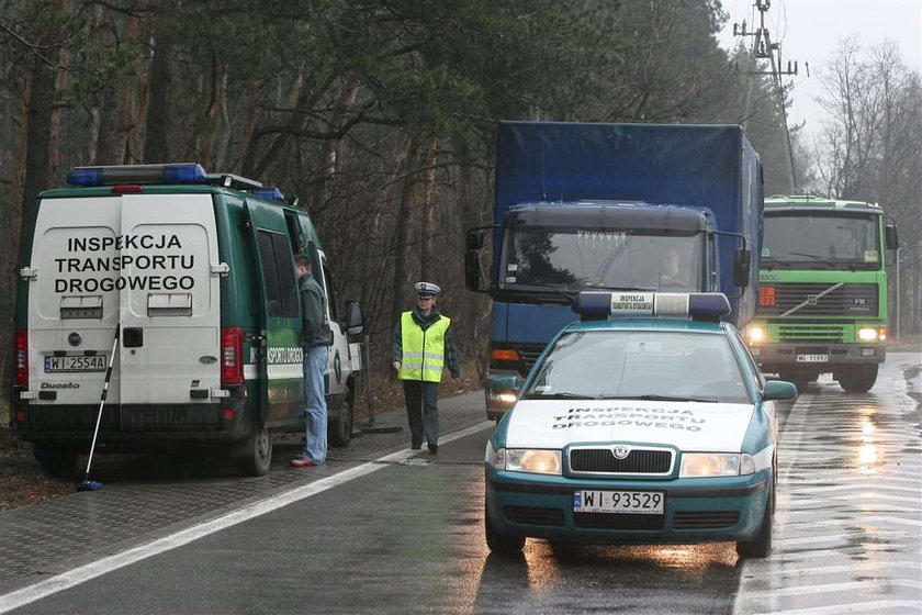 Łapią ciężarówki, które wożą piasek na wały