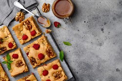 Białe brownie z owocami sezonowymi. Przepis na bardzo szybkie ciasto