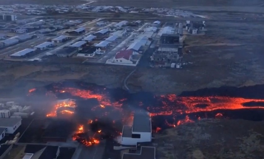 Lava koja guta naselje