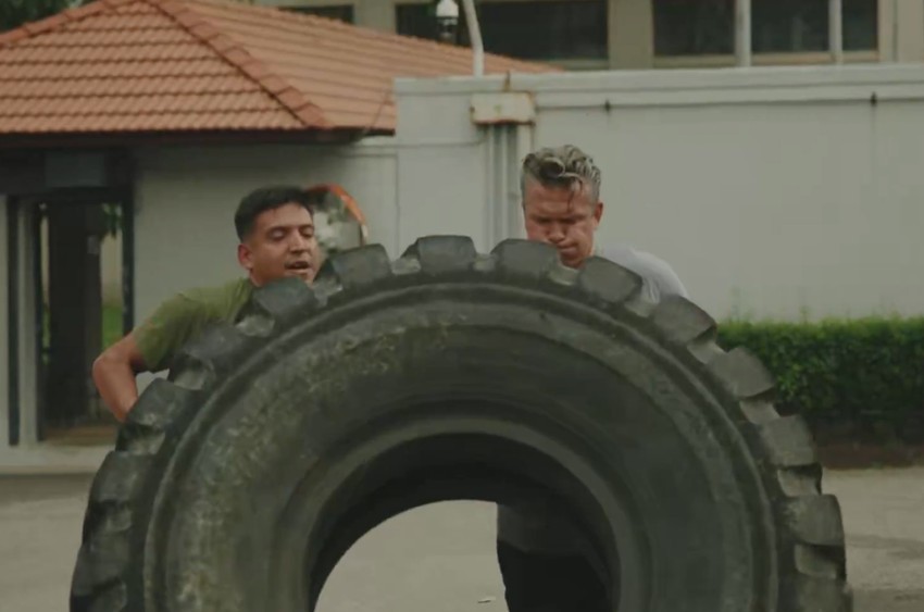 Pit Hegset vežba sa vojnicima