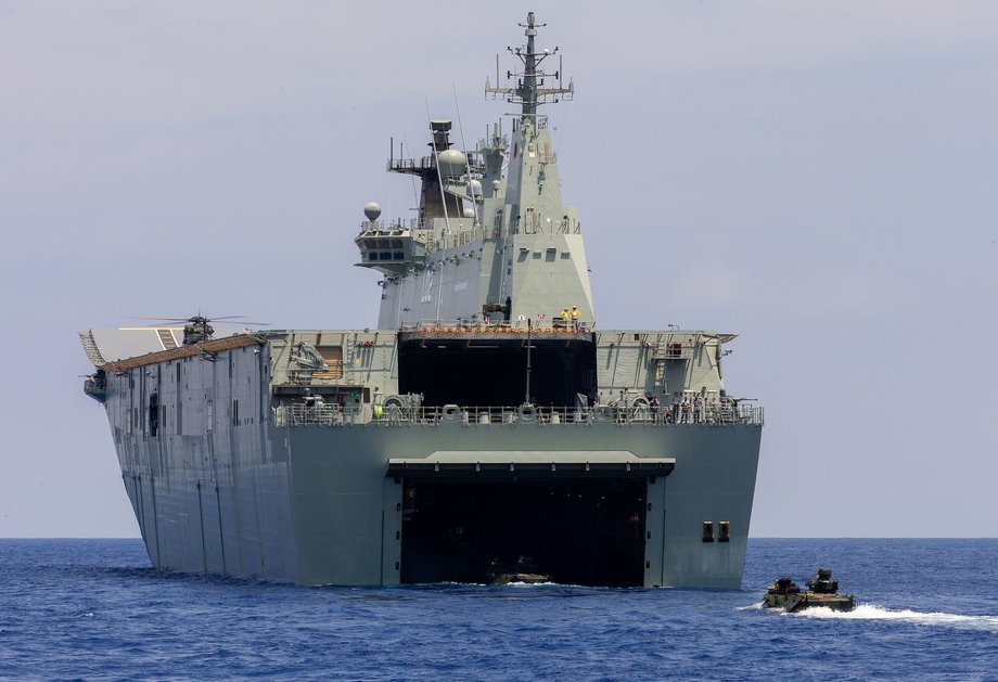 Okręty desantowe US Marine Corps wpływają do wewnętrznego doku HMAS Canberra, 2016 r. (fot. Royal Australian Navy)