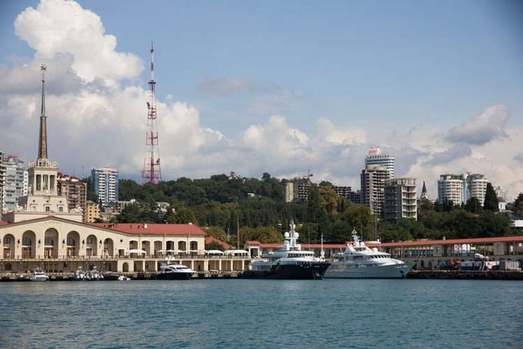 11. Port Został zbudowany przez firmę Bazoviy Element należącą do oligarchy <b>Olega Deripaski</b>. Olimpstroj zakładał, że ten port będzie centrum dostaw materiałów do budowy obiektów olimpijskich. Rzeczywistość okazała się inna. Tylko 3 mln ton z zaplanowanych 16 mln ton towarów zostały dostarczone przez port. Bazoviy Element pozwał Olympstroj na  prawie 100 mln dolarów za błędy w szacunkach. Całkowity koszt portu towarowego: 183,5 mln dolarów. Na zdjęciu: Terminal pasażerski w porcie