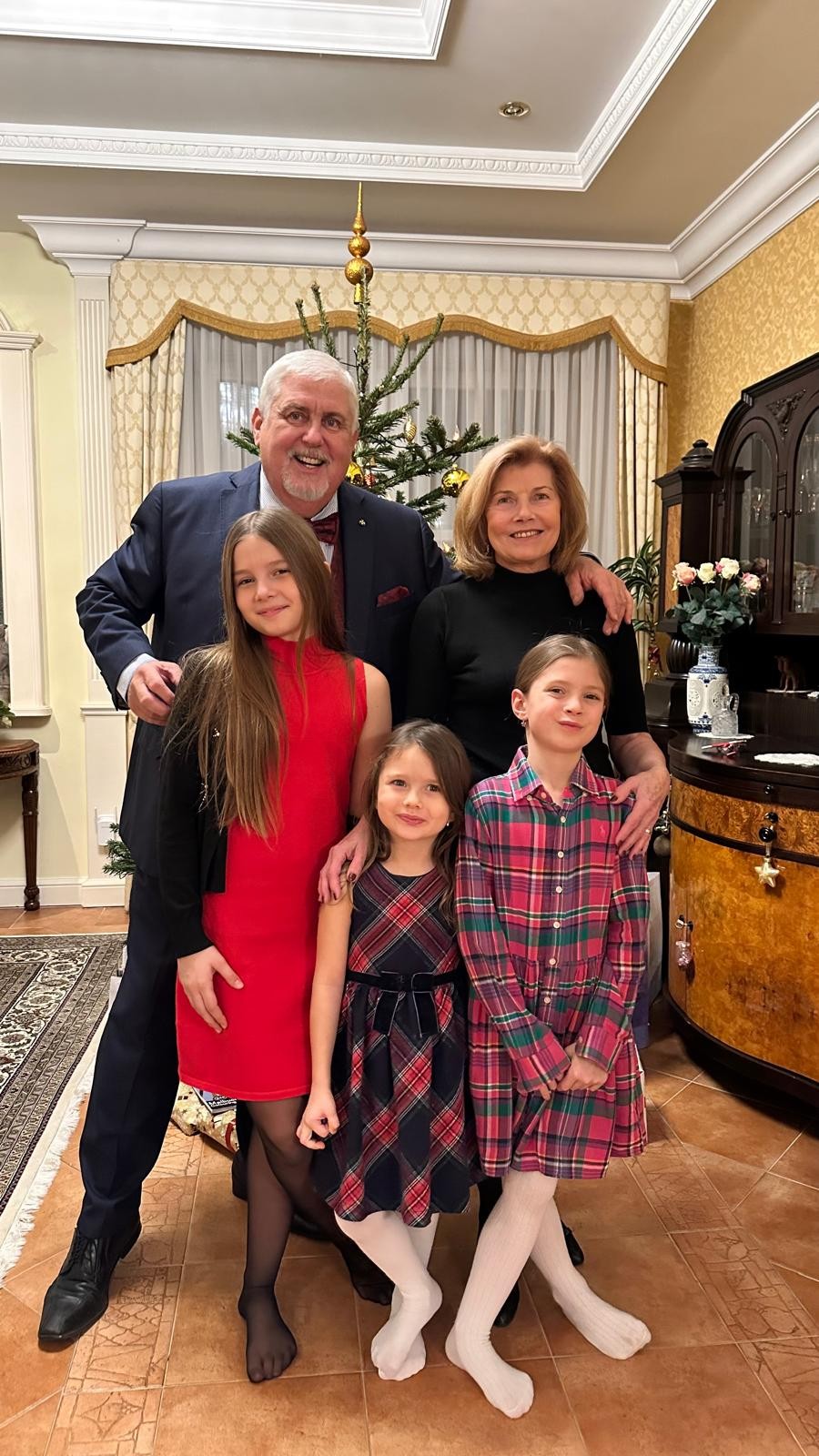 Oliver Andrásy so svojou manželkou Dankou a tromi vnučkami.