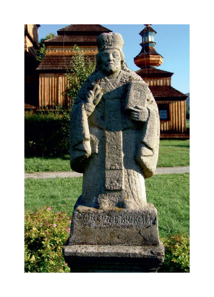 Kamienna rzeźba św.Mikołaja przed cerkwią w Krempnej