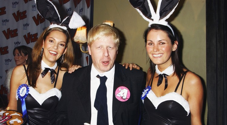 Boris Johnson nyuszilányokkal pózol a Viz Magazine nevű felnőttképregény-sorozat buliján 2004-ben