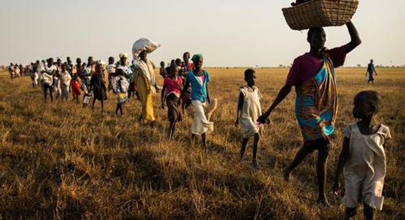 South Sudanese citizens migrating