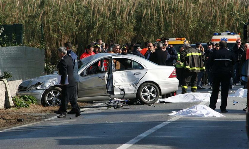 Dramat na włoskiej szosie. Naćpany marihuaną kierowca wpadł w grupę kolarzy. Na miejscu zginęło ośmiu, czterech dalszych jest rannych. Kierowcy nic się praktycznie nie stało.