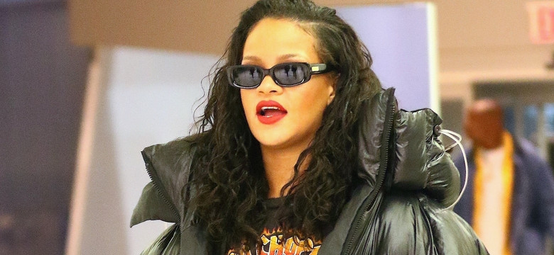 Rihanna w klapkach i wielkiej puchowej kurtce imitującej worek na śmieci