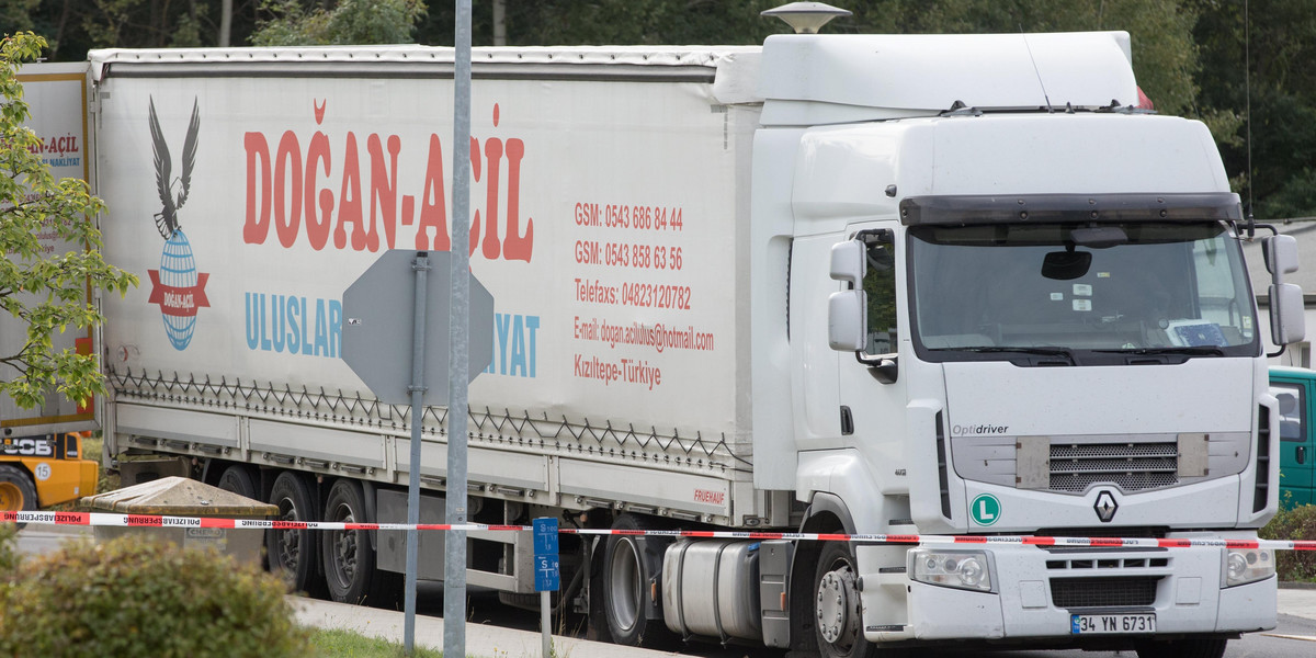 Ciężarówka z migrantami na granicy z Polską