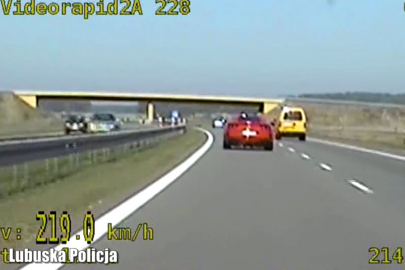 Kierowca Ferrari jechał prawie 220 km/h