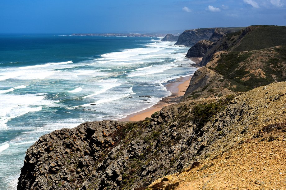 Miradouro da Cordoama – bardzo wietrzny punkt widokowy na najwyższym w okolicy klifie, z którego rozpościera się widok na plażę CASTELEJO w lewo i na plażę CORDOAMA na prawo. 